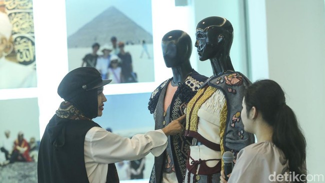 Beriringan dengan 10 tahun penyelenggaraannya, menjadikan Indonesia Fashion Week 2023 lebih bersejarah. Sebab bukan hanya tampil dengan koleksi terbaru dari 200 lebih designer muda dan senior tapi setiap tahunnya juga selalu digelar Indonesia Young Fashion Designer Competition (IYFDC) yang mana menjadi ajang pencarian designer muda.