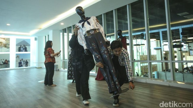 Ketua Umum Asosiasi Perancang Pengusaha Mode Indonesia (APPMI) Poppy Dharsono menjelaskan hadirnya IYFDC karena APPMI ingin mencari talenta-talenta muda yang tersebar di seluruh Indonesia khususnya yang sudah memiliki pendidikan fashion.