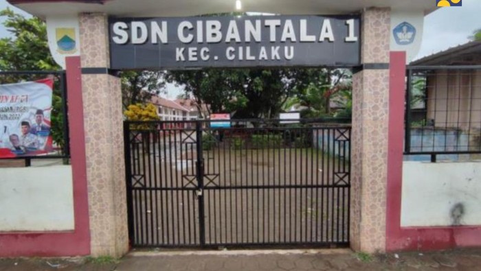 Kementerian PUPR melalui Direktorat Jenderal Cipta Karya telah melaksanakan rehabilitasi dan renovasi sarana prasarana bagi 12 sekolah di Kabupaten Cianjur dan Kabupaten Bogor.
