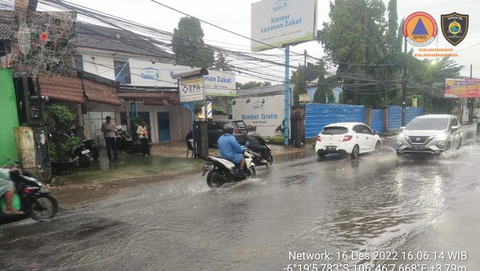 Diguyur Hujan Deras, Jalan Cirendeu Tangsel Tergenang 20 Cm