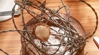 Hati-hati kalau mau menyantap makanan yang satu ini, bukannya kenyang, tapi jari dan tangan bisa terluka karena terkena kawat besi yang tajam. Foto: Site News/Pool
