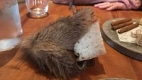 Pake kantong dari bulu hewan untuk sajikan roti, menu makanan pembuka ini jadi bikin hilang nafsu makan. Foto: Site News/Pool