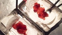  Di Jepang, ada restoran dengan konsep ekstrem yang menyajikan hidangan penutup di atas pembalut wanita. Ditambah dengan agar-agar berwarna merah darah. Foto: Site News/Pool