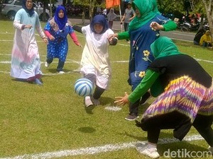 Demam Piala Dunia 2022, Emak-emak Pekalongan Main Bola Berdaster