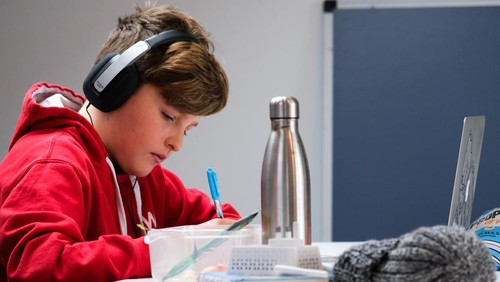 Ilustrasi gaya belajar auditori.