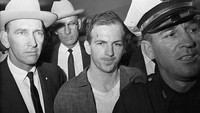 Penyelidikan yang dilakukan AS pada 1964, Komisi Warren, menemukan bahwa Kennedy dibunuh oleh Lee Harvey Owsald. Oswald adalah seorang warga AS yang sebelumnya tinggal di Uni Soviet, dan dia melakukan pembunuhan itu sendirian. Oswald tewas di rubanah markas kepolisian Dallas, dua hari setelah penangkapannya.