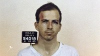 Philip Shenon, mantan reporter New York Times dan penulis A Cruel and Shocking Act: The Secret History of the Kennedy Assassination, mengatakan arsip baru tersebut dapat menjelaskan apakah ada kemungkinan pemerintah sudah mengetahui motif Oswald.