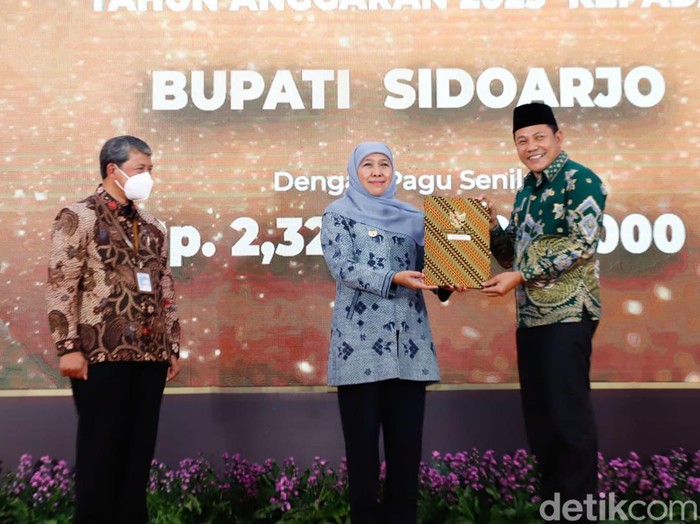 Gubernur Jawa Timur Khofifah Indar Parawansa dan Kepala Kanwil Ditjen Perbendaharaan Jawa Timur Taukhid menyerahkan Daftar Isian Pelaksanaan Anggaran (DIPA) Tahun 2023 Petikan.
