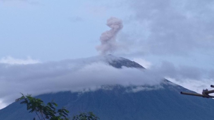 Gunung Semeru erupsi Jumat, 16 Desember 2022, pukul 04:55 WIB. Tinggi kolom letusan teramati ± 1.000 m di atas puncak