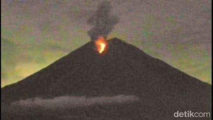 gunung semeru keluarkan lava pijar