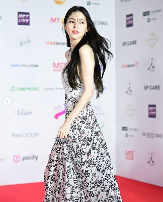 Kini Han So Hee punya banyak penggemar di Indonesia dan dikenal dengan perannya dalam sejumlah drama Korea seperti Nevertheless dan My Name. Saat menghadiri AAA 2022, gaya cantiknya menjadi perbincangan di media sosial. Foto: dok. Instagram @xeesoheexq