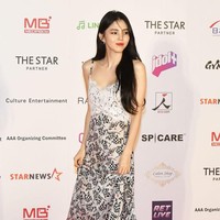 Penampilannya dilengkapi dengan heels warna silver setinggi 15 cm, De Blanc Silver Kill Heel Wedding Shoes dari Shoes de Blanc seharga ₩98,000 atau sekitar Rp 1,1 jutaan. Foto: Getty Images