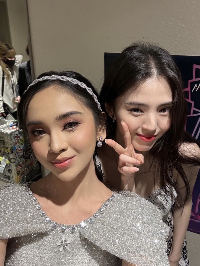Lyodra Ginting menggegerkan publik setelah membagikan fotonya bersama Han So Hee di acara penghargaan Asia Artist Awards 2022, Selasa (13/12/2022). Foto: dok. Instagram @lyodraofficial