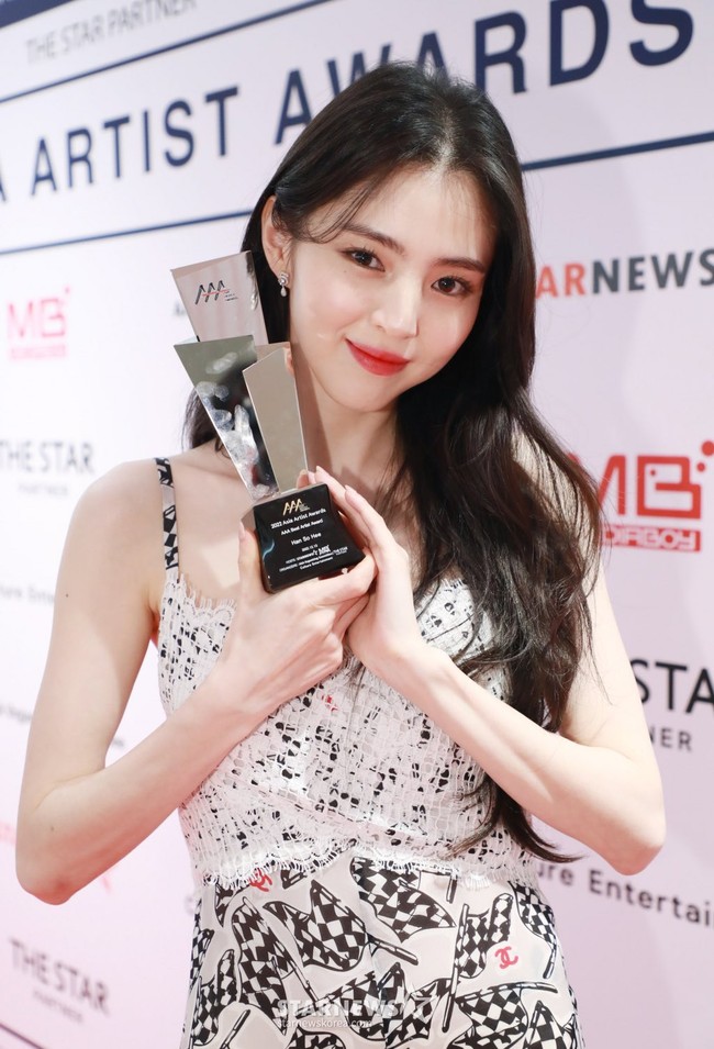 Berkat penampilannya dalam drama Korea Soundtrack 1, Han So Hee membawa pulang piala Best Artist Award di AAA 2022 Jepang seperti Seo In Guk dan Park Min Young. Foto: dok. Instagram @xeesoheexq