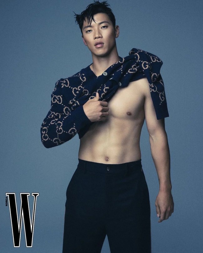 Kini Hwang Hee Chan kembali jadi topik hangat karena visualnya dalam pemotretan bersama W Korea dan Marie Claire Korea yang dirilis bersamaan, Kamis (15/12/2022). Foto: dok. W Korea
