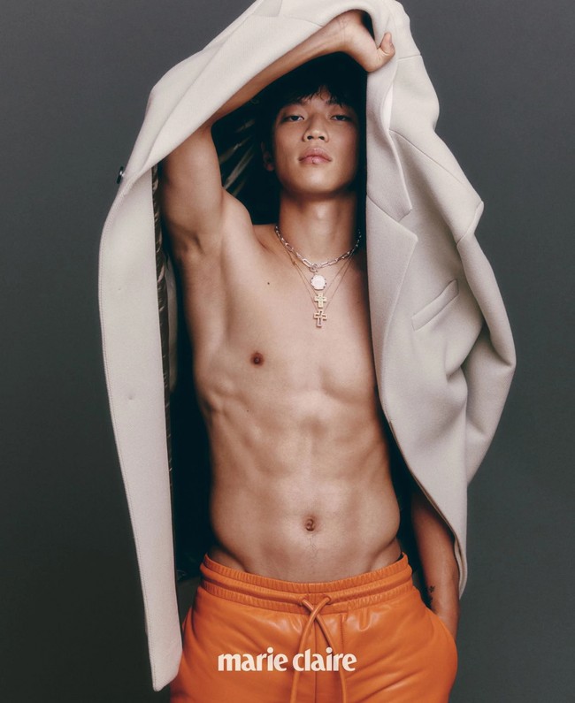 Hwang Hee Chan sendiri saat ini memegang posisi sebagai striker di timnas Korea Selatan. Dia tergabung dalam klub Wolverhampton Wanderers mulai tahun ini. Foto: dok. Marie Claire Korea
