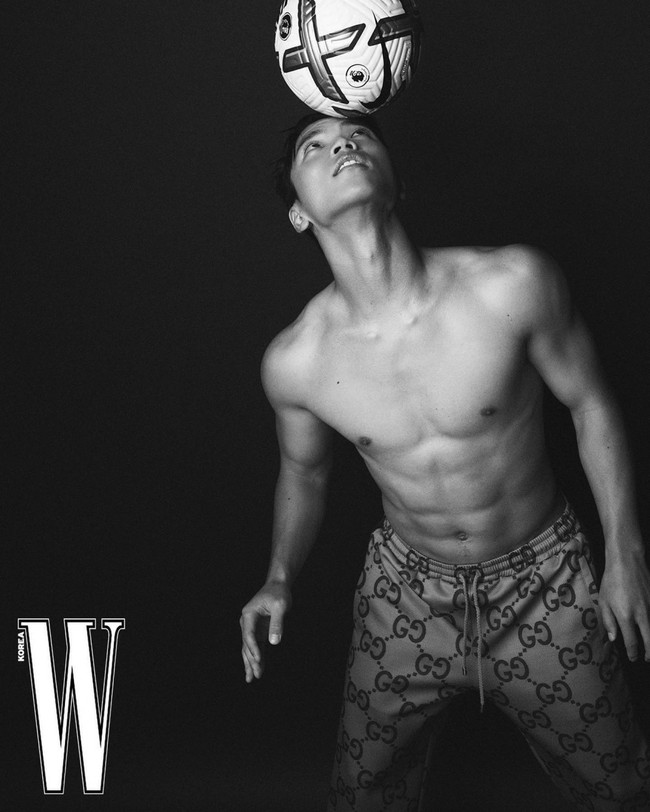 Satu lagi pemain bola Korea yang viral selain Son Heung Min dan Cho Gue Sung. Hwang Hee Chan jadi perbincangan setelah membuka bajunya saat selebrasi gol di Piala Dunia 2022. Dia tampak memakai atasan hitam serupa ‘bra’ yang ternyata GPS untuk menganalisa performa timnas Korea Selatan. Foto: dok. W Korea