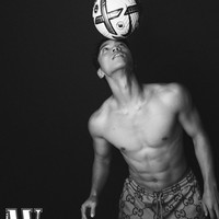 Satu lagi pemain bola Korea yang viral selain Son Heung Min dan Cho Gue Sung. Hwang Hee Chan jadi perbincangan setelah membuka bajunya saat selebrasi gol di Piala Dunia 2022. Dia tampak memakai atasan hitam serupa ‘bra’ yang ternyata GPS untuk menganalisa performa timnas Korea Selatan. Foto: dok. W Korea