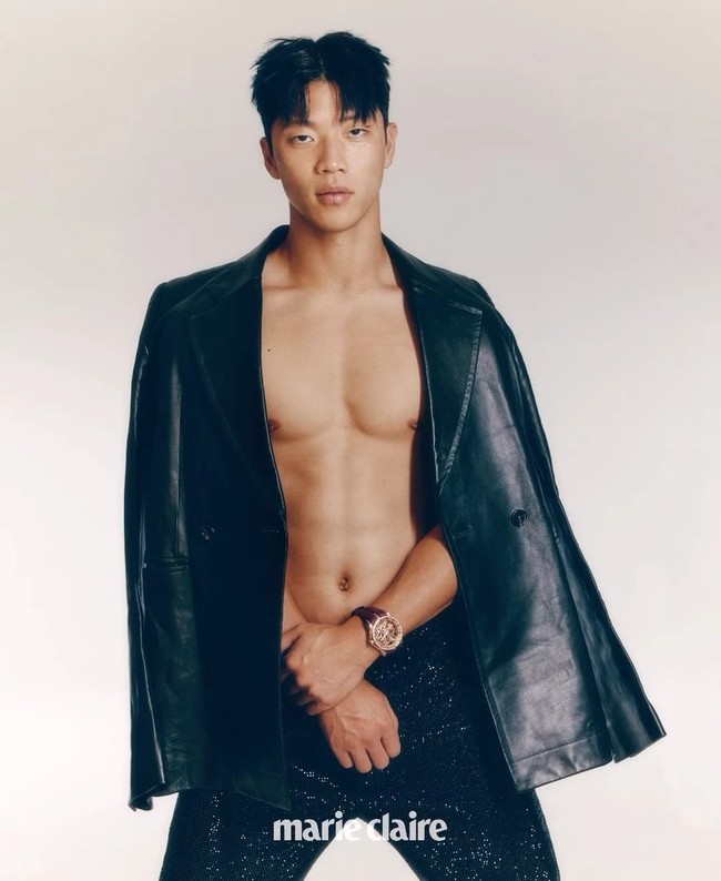 Sedangkan dalam pemotretannya bersama Marie Claire Korea, Hwang Hee Chan memakai koleksi jam tangan mewah Roger Dubuis dan busana dari Loewe. Foto: dok. Marie Claire Korea