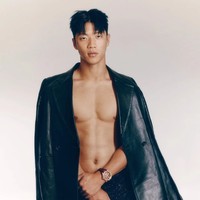 Sedangkan dalam pemotretannya bersama Marie Claire Korea, Hwang Hee Chan memakai koleksi jam tangan mewah Roger Dubuis dan busana dari Loewe. Foto: dok. Marie Claire Korea