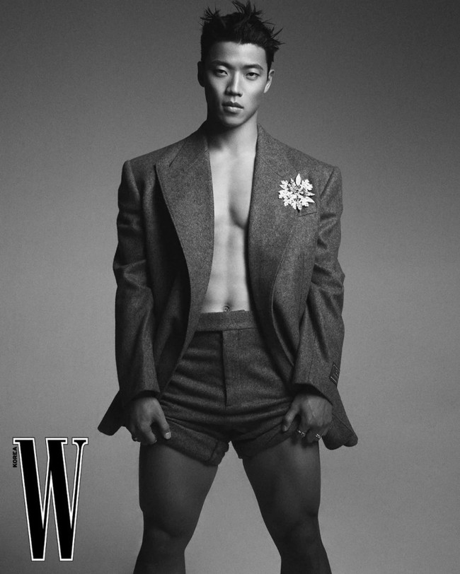 Dalam pemotretannya bersama W Korea, atlet 26 tahun itu memamerkan otot tubuhnya dalam balutan busana Gucci. Foto: dok. W Korea