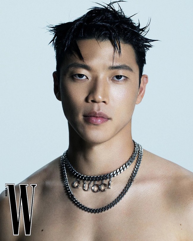 Dengan paras tampan dan tubuh atletisnya, Hwang Hee Chan disebut netizen Korea cocok jadi model dan aktor. Foto: dok. W Korea