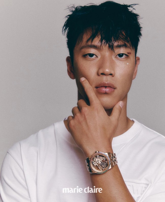 Penampilan Hwang Hee Chan semakin seksi karena piercing di bagian bibir. Foto: dok. Marie Claire Korea