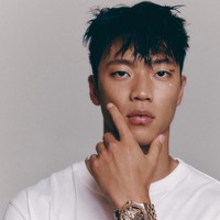 Penampilan Hwang Hee Chan semakin seksi karena piercing di bagian bibir. Foto: dok. Marie Claire Korea