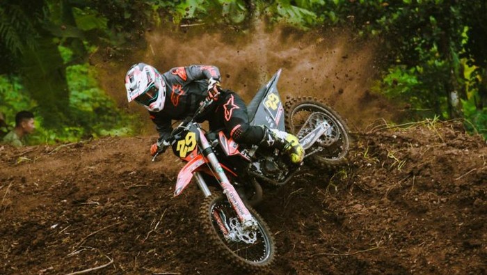 Ilustrasi naik motor trail.