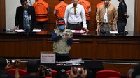 Mulanya pegawai KPK itu mengeluarkan satu persatu barang bukti itu. Pertama, pecahan uang dolar Singapura. Uang asing itu telah dibundel dalam tiga ikat. Kemudian, pecahan dolar Singapura selanjutnya dikeluarkan dalam bentuk dompet. Selanjutnya, dia mengeluarkan setumpuk uang pecahan Rp 100 ribu. Uang tersebut terbagi dalam 1 ikat besar dan 1 bundel kecil. Terakhir, dia mengeluarkan uang sitaan berupa pecahan kecil. Pecahan itu berbentuk Rp 10 ribu dalam ikat kecil dan Rp 50 ribu.