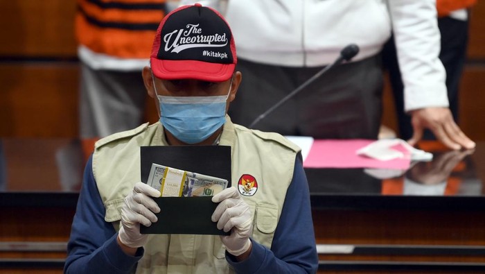 Petugas menunjukkan barang bukti hasil kegiatan tangkap tangan KPK disaksikan Wakil Ketua KPK Johanis Tanak (atas tengah) didampingi Deputi Penindakan KPK Karyoto (kiri) dan Juru Bicara Ali Fikri di Gedung Merah Putih KPK, Jakarta Selatan, Jumat (16/12/2022) dini hari. Dari hasil kegiatan tangkap tangan 14 Desember di Jawa Timur itu, KPK menetapkan dan menahan 4 tersangka yaitu Wakil Ketua DPRD Jawa Timur Sahat Tua P Simandjuntak, Staf Ahli Rusdi, Kepala Desa Jelgung Abdul Hamid, dan Koordinator Lapangan Pokmas Ilham Wahyudi terkait dugaan tindak pidana korupsi berupa suap dalam pengelolaan dana hibah provinsi Jawa Timur. ANTARA FOTO/Sigid Kurniawan/YU
