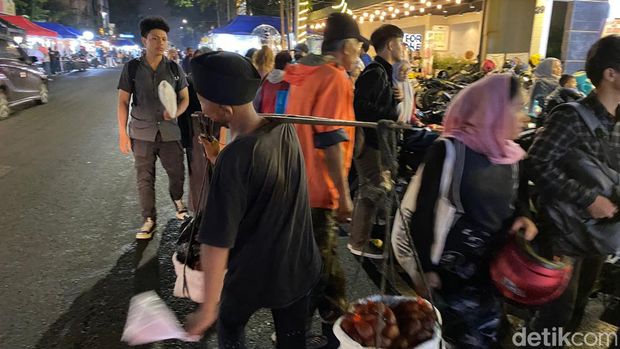 Ival, bocah penjual salak di Kota Bandung.