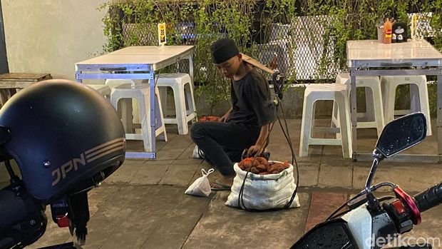 Ival, bocah penjual salak di Kota Bandung.