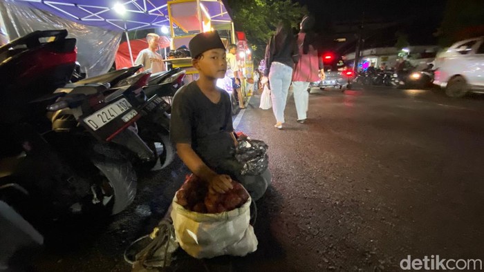 Ival, bocah penjual salak di Kota Bandung.