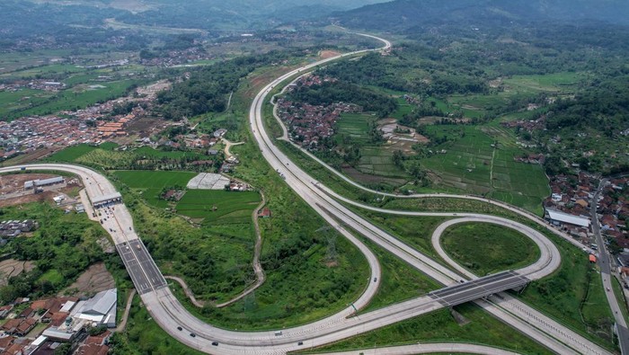 Jelang Nataru, Tol Cisumdawu Seksi 2 dan 3 Dibuka Gratis Sejumlah kendaraan melintas di Simpang Susun Cimalaka Jalan Tol Cileunyi-Sumedang-Dawuan (Cisumdawu), Kabupaten Sumedang, Jawa Barat, Jumat (16/12/2022). Dua ruas Jalan Tol Cisumdawu seksi 2 dan seksi 3 telah dibuka secara fungsional serta pengoperasiaannya masih belum dikenakan tarif guna mendukung jalur Natal dan Tahun Baru 2022. ANTARA FOTO/Raisan Al Farisi/foc.