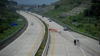 Sejumlah kendaraan melintas di Simpang Susun Cimalaka Jalan Tol Cileunyi-Sumedang-Dawuan (Cisumdawu), Kabupaten Sumedang, Jawa Barat, Jumat (16/12/2022).