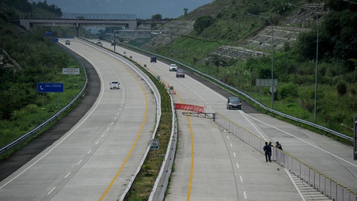 Sejumlah kendaraan melintas di Simpang Susun Cimalaka Jalan Tol Cileunyi-Sumedang-Dawuan (Cisumdawu), Kabupaten Sumedang, Jawa Barat, Jumat (16/12/2022). Dua ruas Jalan Tol Cisumdawu seksi 2 dan seksi 3 telah dibuka secara fungsional serta pengoperasiaannya masih belum dikenakan tarif guna mendukung jalur Natal dan Tahun Baru 2022. ANTARA FOTO/Raisan Al Farisi/foc.