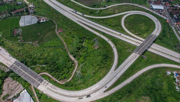 Jelang Nataru, Tol Cisumdawu Seksi 2 dan 3 Dibuka Gratis Sejumlah kendaraan melintas di Simpang Susun Cimalaka Jalan Tol Cileunyi-Sumedang-Dawuan (Cisumdawu), Kabupaten Sumedang, Jawa Barat, Jumat (16/12/2022). Dua ruas Jalan Tol Cisumdawu seksi 2 dan seksi 3 telah dibuka secara fungsional serta pengoperasiaannya masih belum dikenakan tarif guna mendukung jalur Natal dan Tahun Baru 2022. ANTARA FOTO/Raisan Al Farisi/foc.