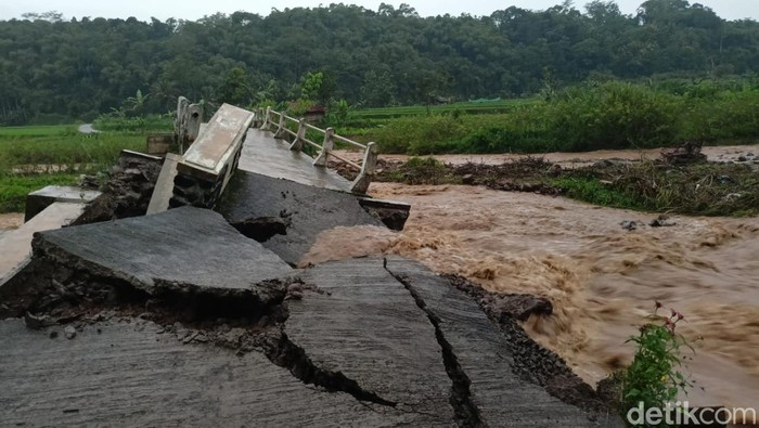 Jembatan Penghubung Akses Jalan Desa di Sumedang Ambruk Diterjang Luapan Sungai