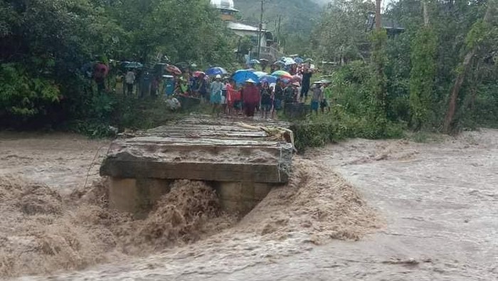 Jembatan putus di Polewali Mandar, Sulbar.