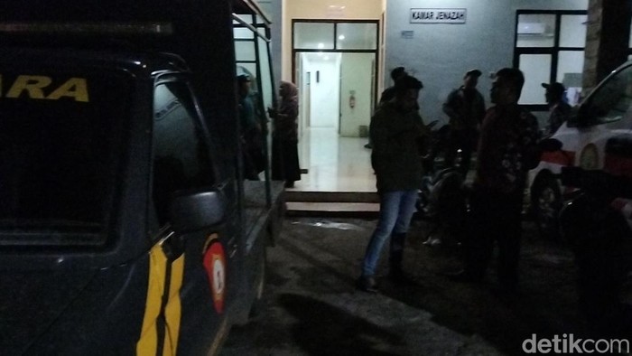 Jenazah pria di Probolinggo dievakuasi ke kamara mayat RSUD Moch Saleh