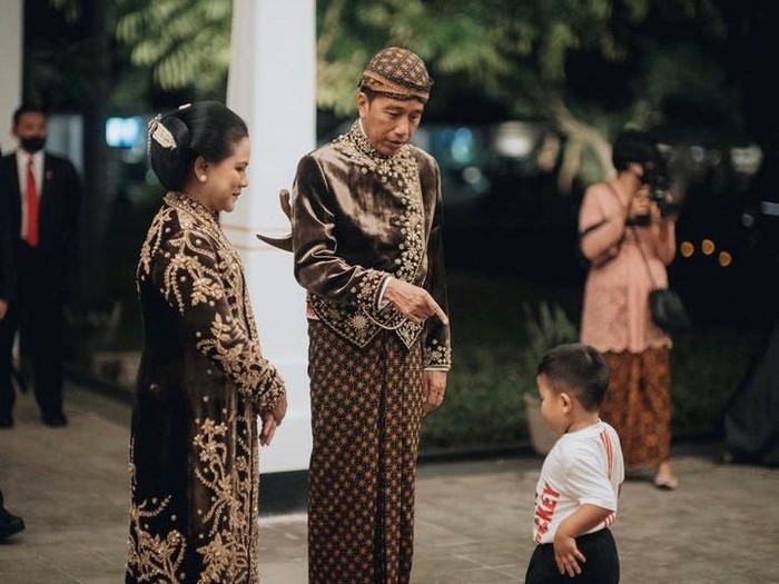 Presiden Jokowi sedang menunjuk Nahyan Ketua dari Medan (istimewa/unggahan Bobby Nasution di Twitter)
