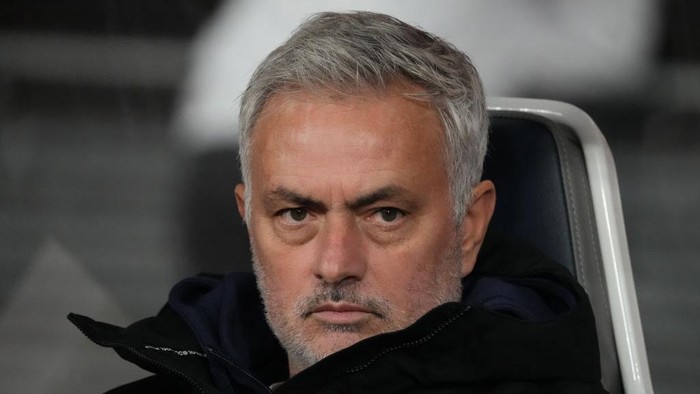TOKYO, JAPAN - NOVEMBER 28: Jose Mourinho, coach of AS Roma looks on prior to the friendly match between Yokohama F.Marinos and AS Roma at National Stadium on November 28, 2022 in Tokyo, Japan. (Photo by Hiroki Watanabe/Getty Images)