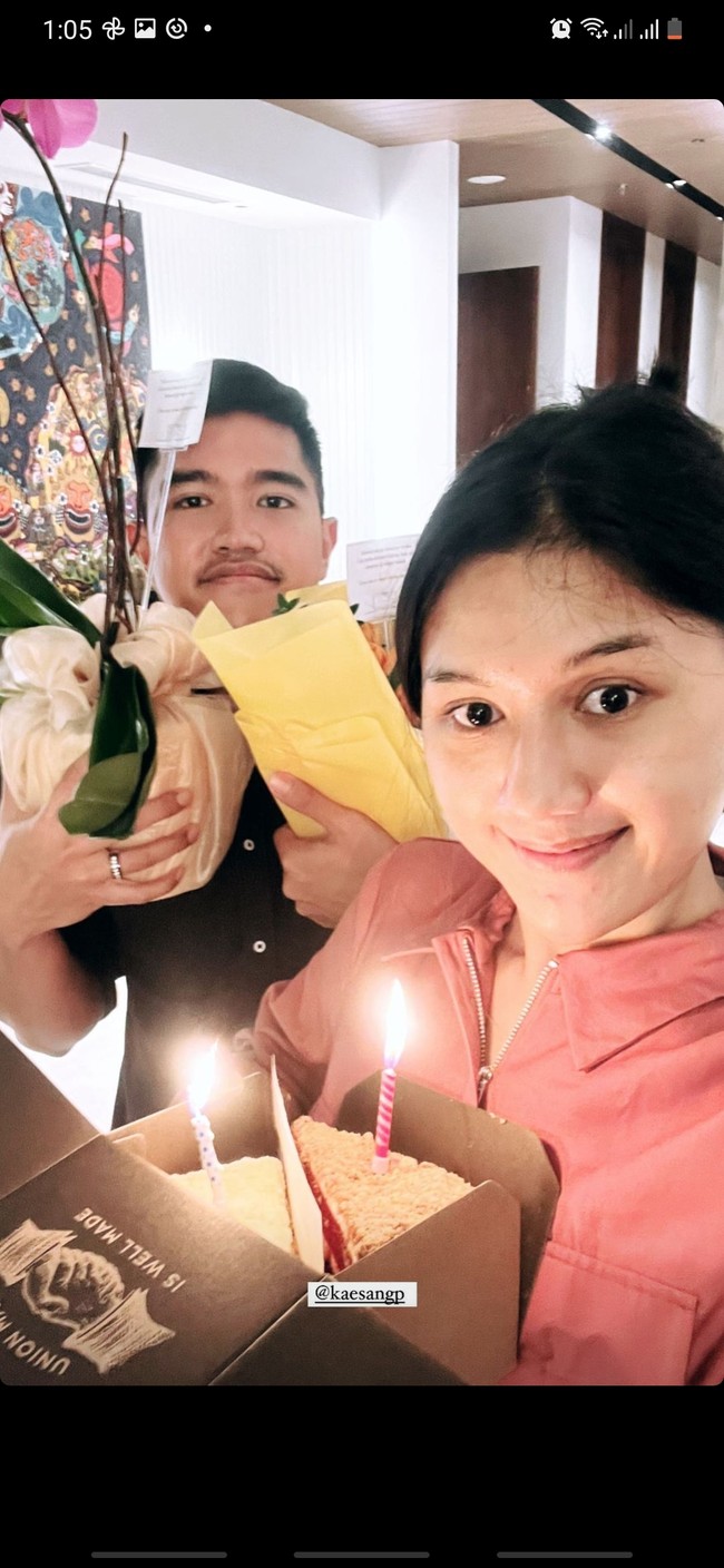 Kalau yang satu ini momen saat Erina mendapat kejutan dari Kaesang. Pamer wajah asli tanpa makeup, paras cantik Erina pun curi atensi. Foto: dok. Instagram Story Erina Gudono