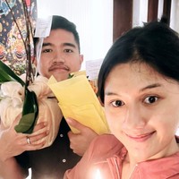 Kalau yang satu ini momen saat Erina mendapat kejutan dari Kaesang. Pamer wajah asli tanpa makeup, paras cantik Erina pun curi atensi. Foto: dok. Instagram Story Erina Gudono