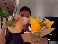Kaesang Kasih 2 Bunga di Ultah Erina Gudono, Isi Kartu Ucapan Bikin Salfok