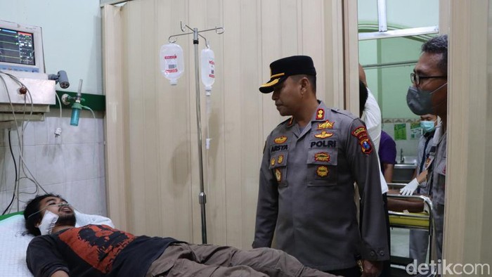 Kapolres Probolinggo AKBP Arsya menjenguk korban pembacokan