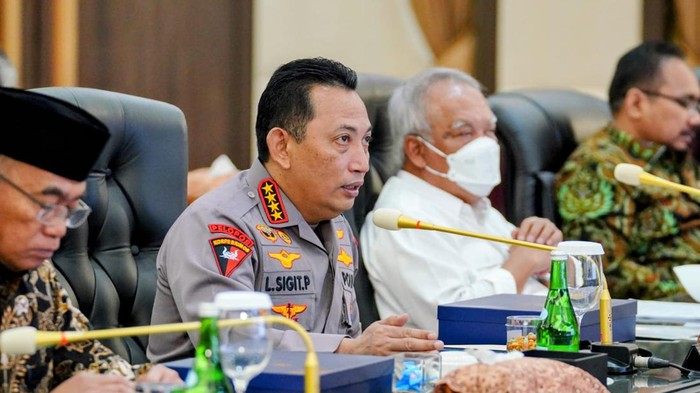 Kapolri Jenderal Listyo Sigit Prabowo dalam rapat koordinasi lintas sektoral terkait pengamanan Nataru di Mabes Polri, Jumat (16/12/2022).