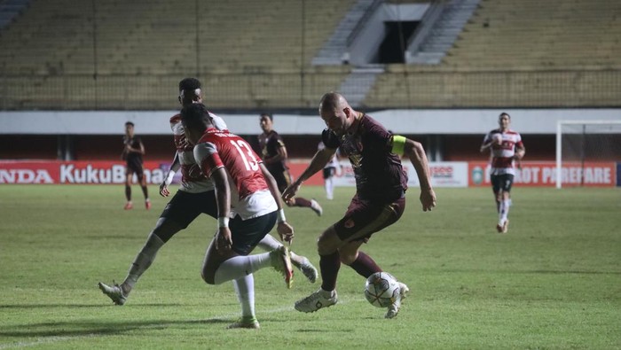 Kapten PSM Makassar Wiljan Pluim berusaha melewati hadangan 2 pemain Madura United di pekan ke-15 Liga 1 2022/2023