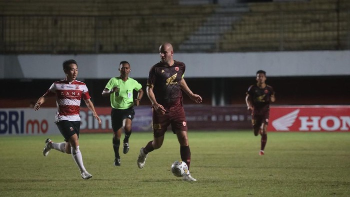 Kapten tim PSM Makassar Wiljan Pluim mengiring bola saat melawan Madura United dalam lanjutan Liga 1 2022/2023